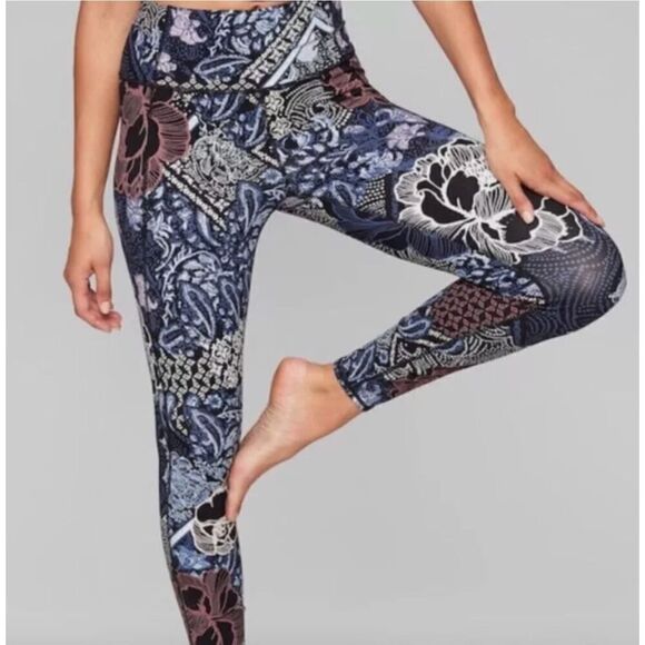 Athleta Patchwork Salutation 7/8‎ Tight Navy Floral Paisley Crop Leggings Small - Picture 1 of 7